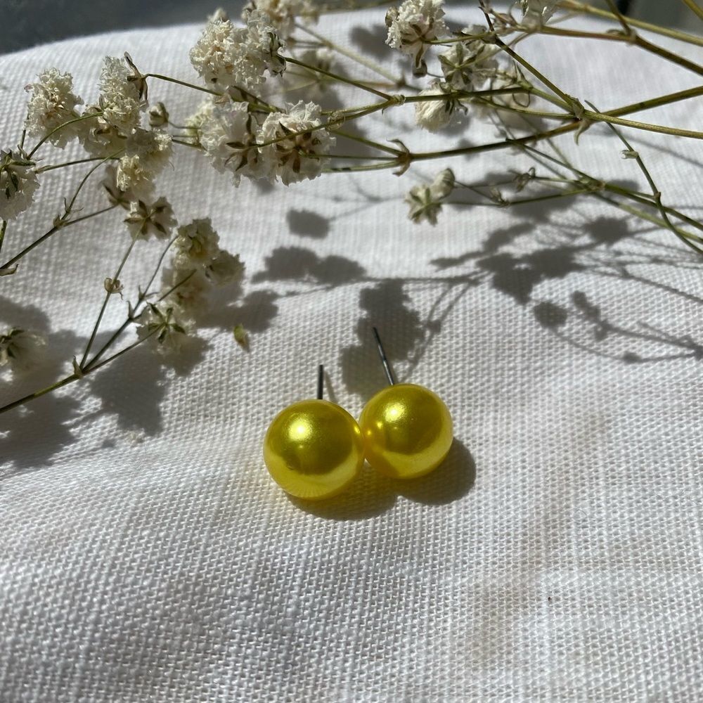 Beautiful faux pearl stud earrings ✨ Bumblebee yellow color